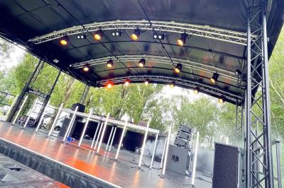 Un bus stationné de nuit devant un bâtiment illuminé, avec des passants en arrière-plan.