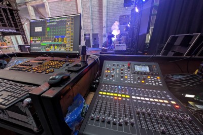 Miniature Equinoxe #6 Un bus stationné de nuit devant un bâtiment illuminé, avec des passants en arrière-plan.