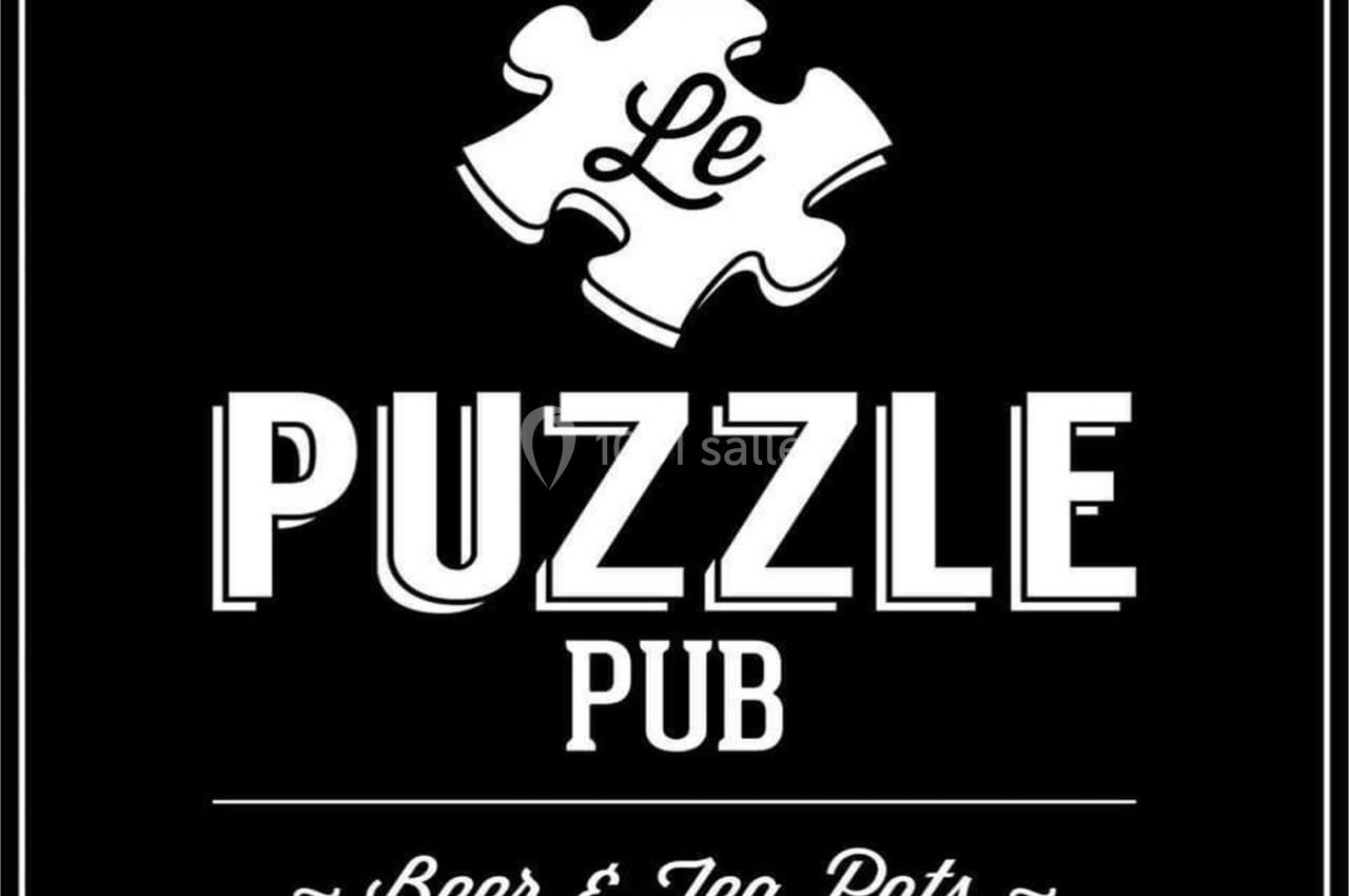Logo du ’Puzzle Pub’ avec une pièce de puzzle blanche, accompagné du texte ’Beer & Tea Pots’ sur fond noir.