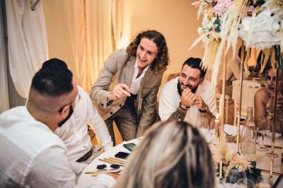 Miniature Robin Geyer - Magicien Professionnel Français #4 Deux femmes en robes rouges scintillantes lèvent les bras en souriant, entourées d'étincelles et de fumée.