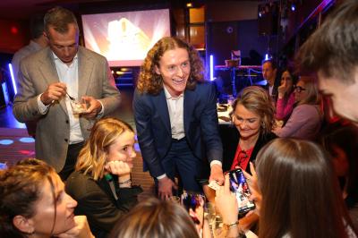 Miniature Robin Geyer - Magicien Professionnel Français #2 Deux femmes en robes rouges scintillantes lèvent les bras en souriant, entourées d'étincelles et de fumée.