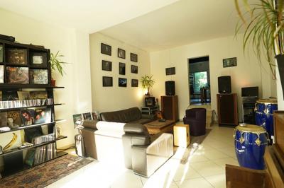 Miniature Location salle Châtenay-Malabry (Hauts-de-Seine) - La Demeure de Verrières #7 Groupe de personnes discutant et partageant un moment convivial en extérieur, éclairé par une lumière nocturne.