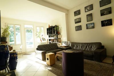 Miniature Location salle Châtenay-Malabry (Hauts-de-Seine) - La Demeure de Verrières #9 Groupe de personnes discutant et partageant un moment convivial en extérieur, éclairé par une lumière nocturne.