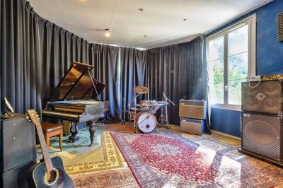 Miniature Location salle Châtenay-Malabry (Hauts-de-Seine) - La Demeure de Verrières #12 Groupe de personnes discutant et partageant un moment convivial en extérieur, éclairé par une lumière nocturne.