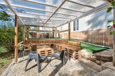 Miniature Location salle Châtenay-Malabry (Hauts-de-Seine) - La Demeure de Verrières #15 Groupe de personnes discutant et partageant un moment convivial en extérieur, éclairé par une lumière nocturne.