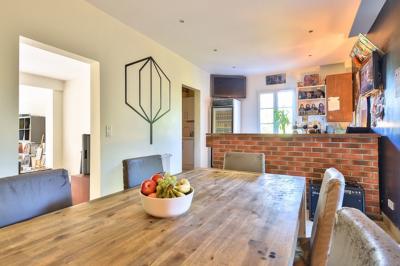 Miniature Location salle Châtenay-Malabry (Hauts-de-Seine) - La Demeure de Verrières #5 Groupe de personnes discutant et partageant un moment convivial en extérieur, éclairé par une lumière nocturne.