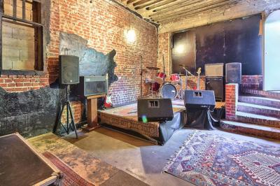 Miniature Location salle Châtenay-Malabry (Hauts-de-Seine) - La Demeure de Verrières #3 Groupe de personnes discutant et partageant un moment convivial en extérieur, éclairé par une lumière nocturne.