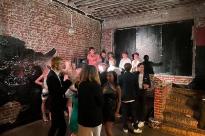 Miniature Location salle Châtenay-Malabry (Hauts-de-Seine) - La Demeure de Verrières #13 Groupe de personnes discutant et partageant un moment convivial en extérieur, éclairé par une lumière nocturne.