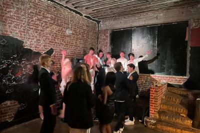 Miniature Location salle Châtenay-Malabry (Hauts-de-Seine) - La Demeure de Verrières #6 Groupe de personnes discutant et partageant un moment convivial en extérieur, éclairé par une lumière nocturne.