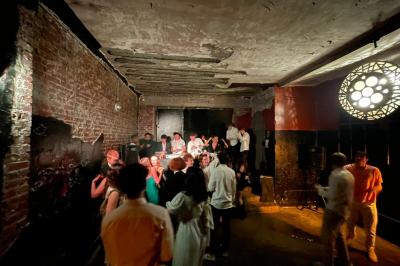 Miniature Location salle Châtenay-Malabry (Hauts-de-Seine) - La Demeure de Verrières #10 Groupe de personnes discutant et partageant un moment convivial en extérieur, éclairé par une lumière nocturne.