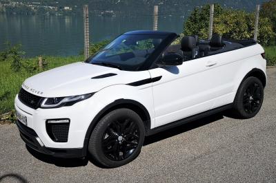 Miniature David J. Location #4 Six voitures blanches et noires alignées sur un parking, disponibles pour des locations de courte durée.