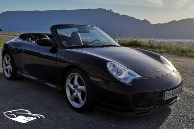 Miniature David J. Location #13 Six voitures blanches et noires alignées sur un parking, disponibles pour des locations de courte durée.