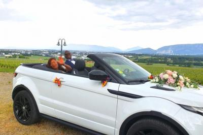 Miniature David J. Location #5 Six voitures blanches et noires alignées sur un parking, disponibles pour des locations de courte durée.