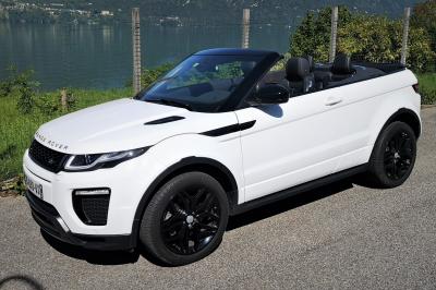 Six voitures blanches et noires alignées sur un parking, disponibles pour des locations de courte durée.