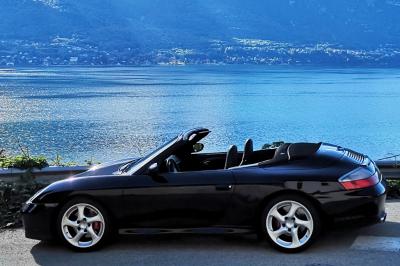 Six voitures blanches et noires alignées sur un parking, disponibles pour des locations de courte durée.