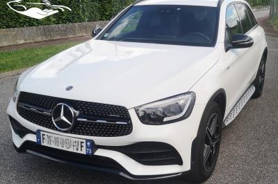 Six voitures blanches et noires alignées sur un parking, disponibles pour des locations de courte durée.