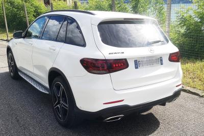 Six voitures blanches et noires alignées sur un parking, disponibles pour des locations de courte durée.