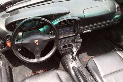 Six voitures blanches et noires alignées sur un parking, disponibles pour des locations de courte durée.