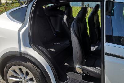 Six voitures blanches et noires alignées sur un parking, disponibles pour des locations de courte durée.