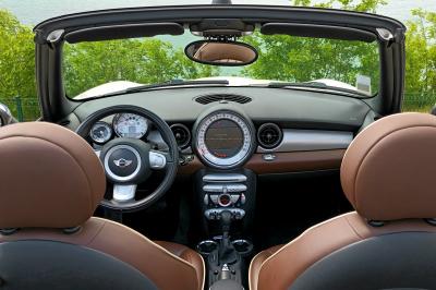 Six voitures blanches et noires alignées sur un parking, disponibles pour des locations de courte durée.