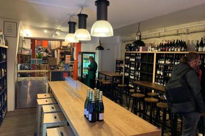 Miniature Location salle Tours (Indre-et-Loire) - Ma Reserve Tours #3 Terrasse extérieure d'un café-restaurant avec tables et chaises en métal et bois, entourée de murs et plantes.