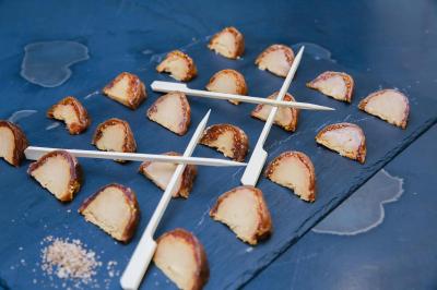Miniature Location salle Tours (Indre-et-Loire) - Ma Reserve Tours #4 Terrasse extérieure d'un café-restaurant avec tables et chaises en métal et bois, entourée de murs et plantes.