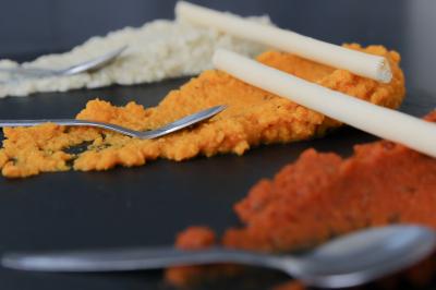 Miniature Location salle Tours (Indre-et-Loire) - Ma Reserve Tours #7 Terrasse extérieure d'un café-restaurant avec tables et chaises en métal et bois, entourée de murs et plantes.