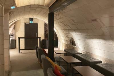 Miniature Location salle Tours (Indre-et-Loire) - Ma Reserve Tours #8 Terrasse extérieure d'un café-restaurant avec tables et chaises en métal et bois, entourée de murs et plantes.