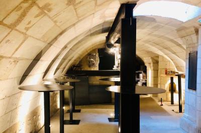 Miniature Location salle Tours (Indre-et-Loire) - Ma Reserve Tours #1 Terrasse extérieure d'un café-restaurant avec tables et chaises en métal et bois, entourée de murs et plantes.