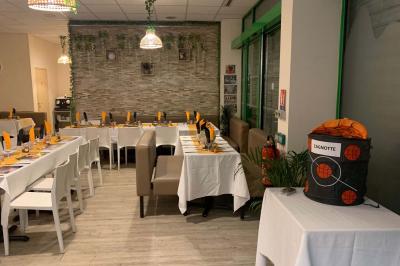 Miniature Location salle Villebon-sur-Yvette (Essonne) - La Prairie #24 Plateaux de fruits variés avec morceaux d'orange, pomme, kiwi, mangue, groseilles et ananas garni de myrtilles.