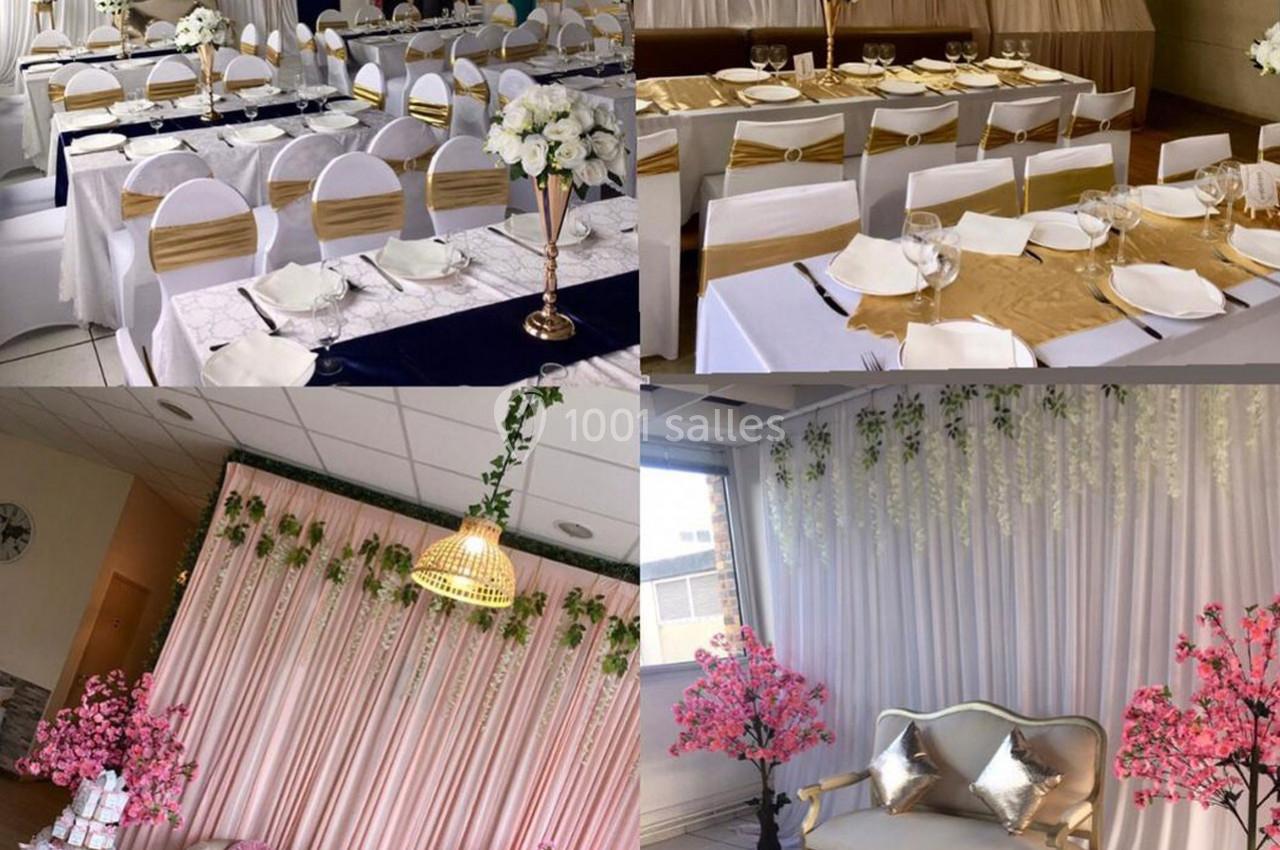 Salle décorée pour un événement avec tables dressées, chaises ornées, fleurs, rideaux et espace lounge élégant.