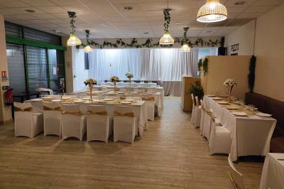 Miniature Location salle Villebon-sur-Yvette (Essonne) - La Prairie #20 Plateaux de fruits variés avec morceaux d'orange, pomme, kiwi, mangue, groseilles et ananas garni de myrtilles.