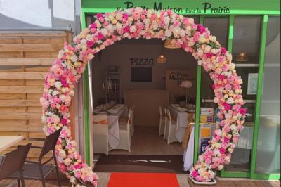 Miniature Location salle Villebon-sur-Yvette (Essonne) - La Prairie #30 Plateaux de fruits variés avec morceaux d'orange, pomme, kiwi, mangue, groseilles et ananas garni de myrtilles.