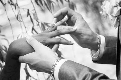 Table élégamment dressée avec nappes blanches, chemins de table verts, serviettes pliées et décorations florales.