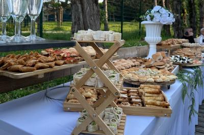 Miniature Location salle Le Blanc-Mesnil (Seine-Saint-Denis) - L'Horloge #7 Salle de réception moderne avec tables dressées, sol en carrelage gris, éclairage suspendu et décor floral.