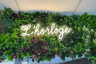 Miniature Location salle Le Blanc-Mesnil (Seine-Saint-Denis) - L'Horloge #6 Salle de réception moderne avec tables dressées, sol en carrelage gris, éclairage suspendu et décor floral.