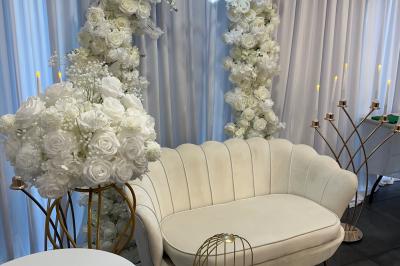 Miniature Location salle Le Blanc-Mesnil (Seine-Saint-Denis) - L'Horloge #11 Salle de réception moderne avec tables dressées, sol en carrelage gris, éclairage suspendu et décor floral.