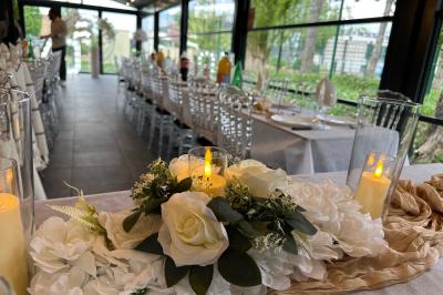 Miniature Location salle Le Blanc-Mesnil (Seine-Saint-Denis) - L'Horloge #10 Salle de réception moderne avec tables dressées, sol en carrelage gris, éclairage suspendu et décor floral.