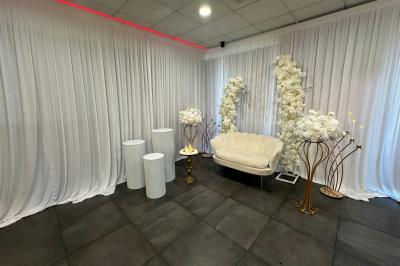 Miniature Location salle Le Blanc-Mesnil (Seine-Saint-Denis) - L'Horloge #12 Salle de réception moderne avec tables dressées, sol en carrelage gris, éclairage suspendu et décor floral.