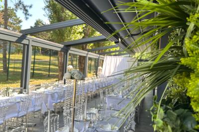 Miniature Location salle Le Blanc-Mesnil (Seine-Saint-Denis) - L'Horloge #9 Salle de réception moderne avec tables dressées, sol en carrelage gris, éclairage suspendu et décor floral.