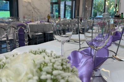 Miniature Location salle Le Blanc-Mesnil (Seine-Saint-Denis) - L'Horloge #14 Salle de réception moderne avec tables dressées, sol en carrelage gris, éclairage suspendu et décor floral.