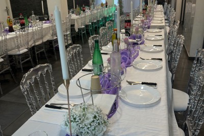 Miniature Location salle Le Blanc-Mesnil (Seine-Saint-Denis) - L'Horloge #3 Salle de réception moderne avec tables dressées, sol en carrelage gris, éclairage suspendu et décor floral.