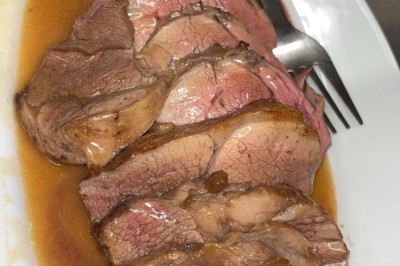 Miniature Location salle Le Blanc-Mesnil (Seine-Saint-Denis) - L'Horloge #7 Assiette contenant un steak grillé, une purée de pommes de terre, une salade verte et une sauce servie dans un ramequin.