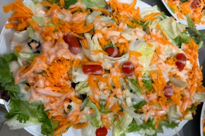 Miniature Location salle Le Blanc-Mesnil (Seine-Saint-Denis) - L'Horloge #11 Assiette contenant un steak grillé, une purée de pommes de terre, une salade verte et une sauce servie dans un ramequin.