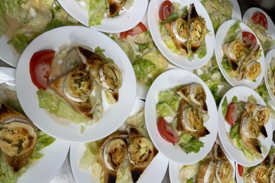 Miniature Location salle Le Blanc-Mesnil (Seine-Saint-Denis) - L'Horloge #13 Assiette contenant un steak grillé, une purée de pommes de terre, une salade verte et une sauce servie dans un ramequin.