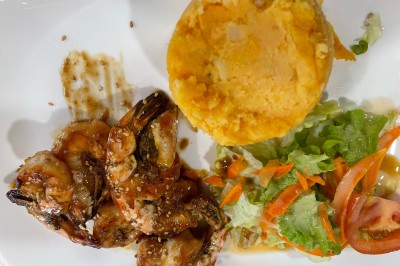 Miniature Location salle Le Blanc-Mesnil (Seine-Saint-Denis) - L'Horloge #16 Assiette contenant un steak grillé, une purée de pommes de terre, une salade verte et une sauce servie dans un ramequin.