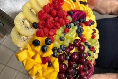 Miniature Location salle Le Blanc-Mesnil (Seine-Saint-Denis) - L'Horloge #17 Assiette contenant un steak grillé, une purée de pommes de terre, une salade verte et une sauce servie dans un ramequin.
