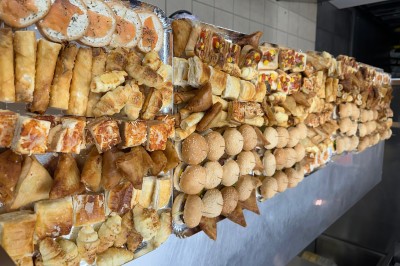 Miniature Location salle Le Blanc-Mesnil (Seine-Saint-Denis) - L'Horloge #18 Assiette contenant un steak grillé, une purée de pommes de terre, une salade verte et une sauce servie dans un ramequin.