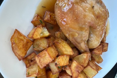 Miniature Location salle Le Blanc-Mesnil (Seine-Saint-Denis) - L'Horloge #19 Assiette contenant un steak grillé, une purée de pommes de terre, une salade verte et une sauce servie dans un ramequin.