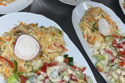 Miniature Location salle Le Blanc-Mesnil (Seine-Saint-Denis) - L'Horloge #21 Assiette contenant un steak grillé, une purée de pommes de terre, une salade verte et une sauce servie dans un ramequin.